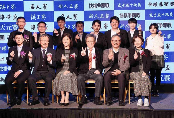 友士董事長出席海峰棋院九合一頒獎典禮頒發友士十段賽冠軍 祝賀新科棋士成功晉段