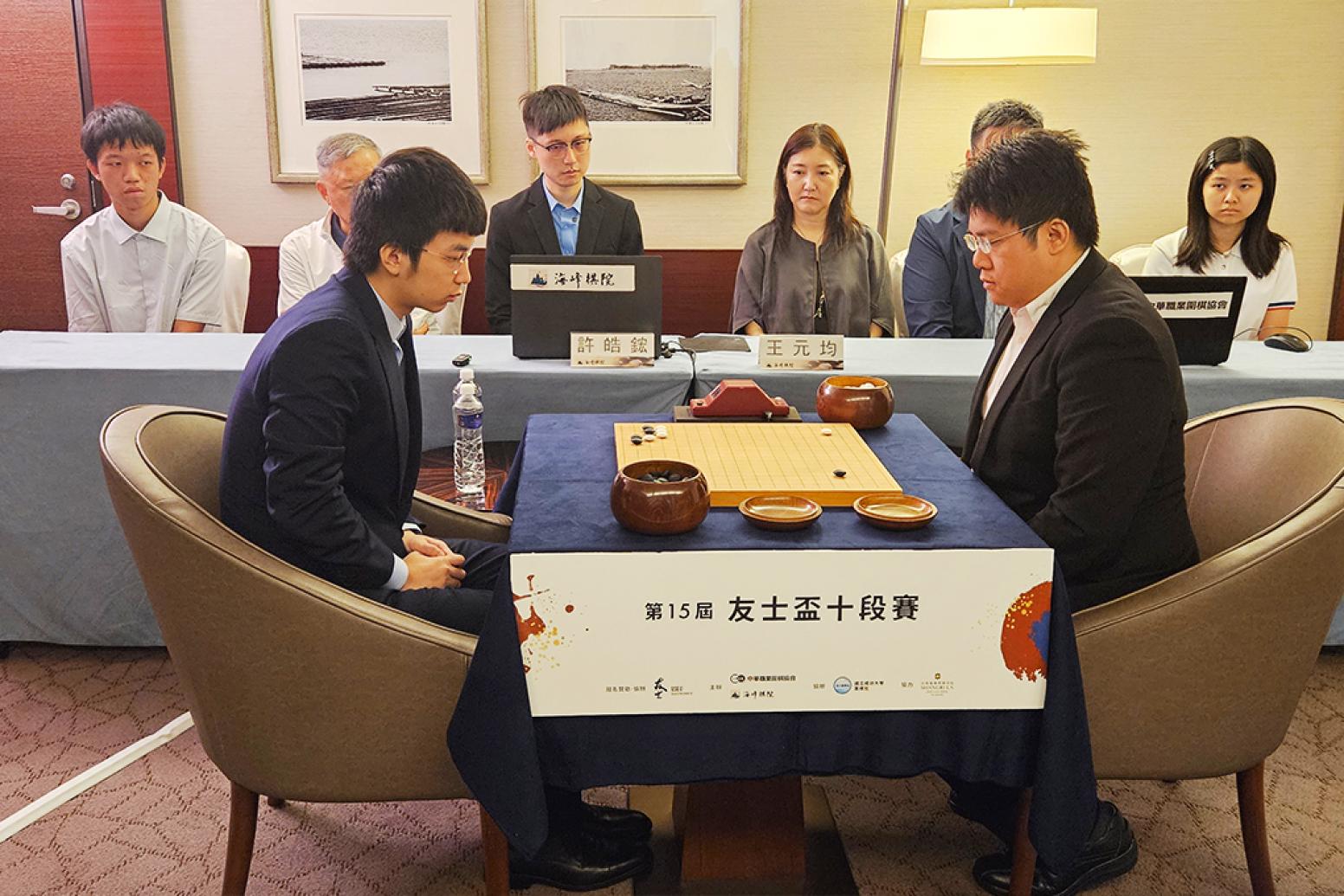 許皓鋐勇奪友士盃圍棋十段賽首局勝利，挑戰8連霸！