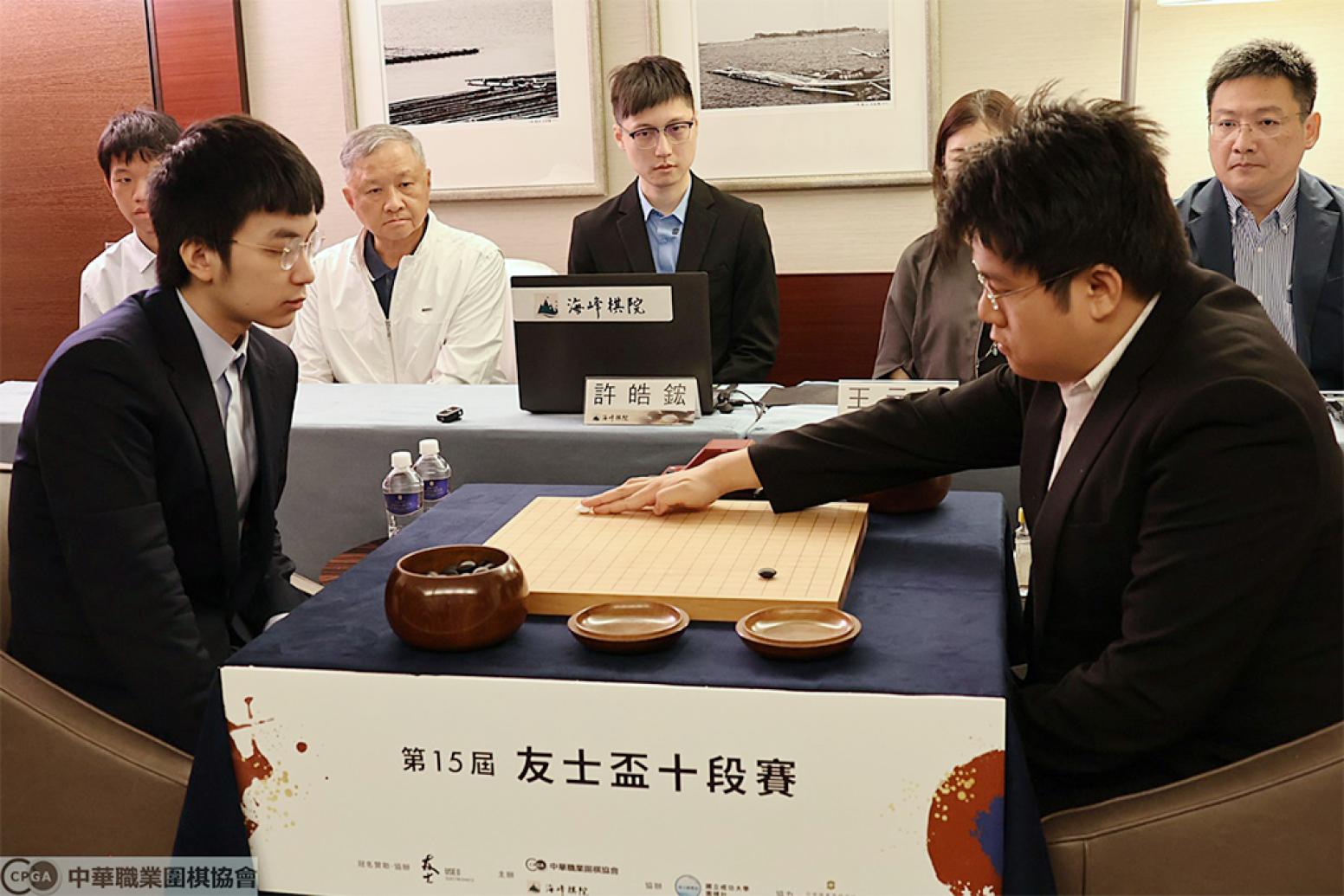 許皓鋐勇奪友士盃圍棋十段賽首局勝利，挑戰8連霸！